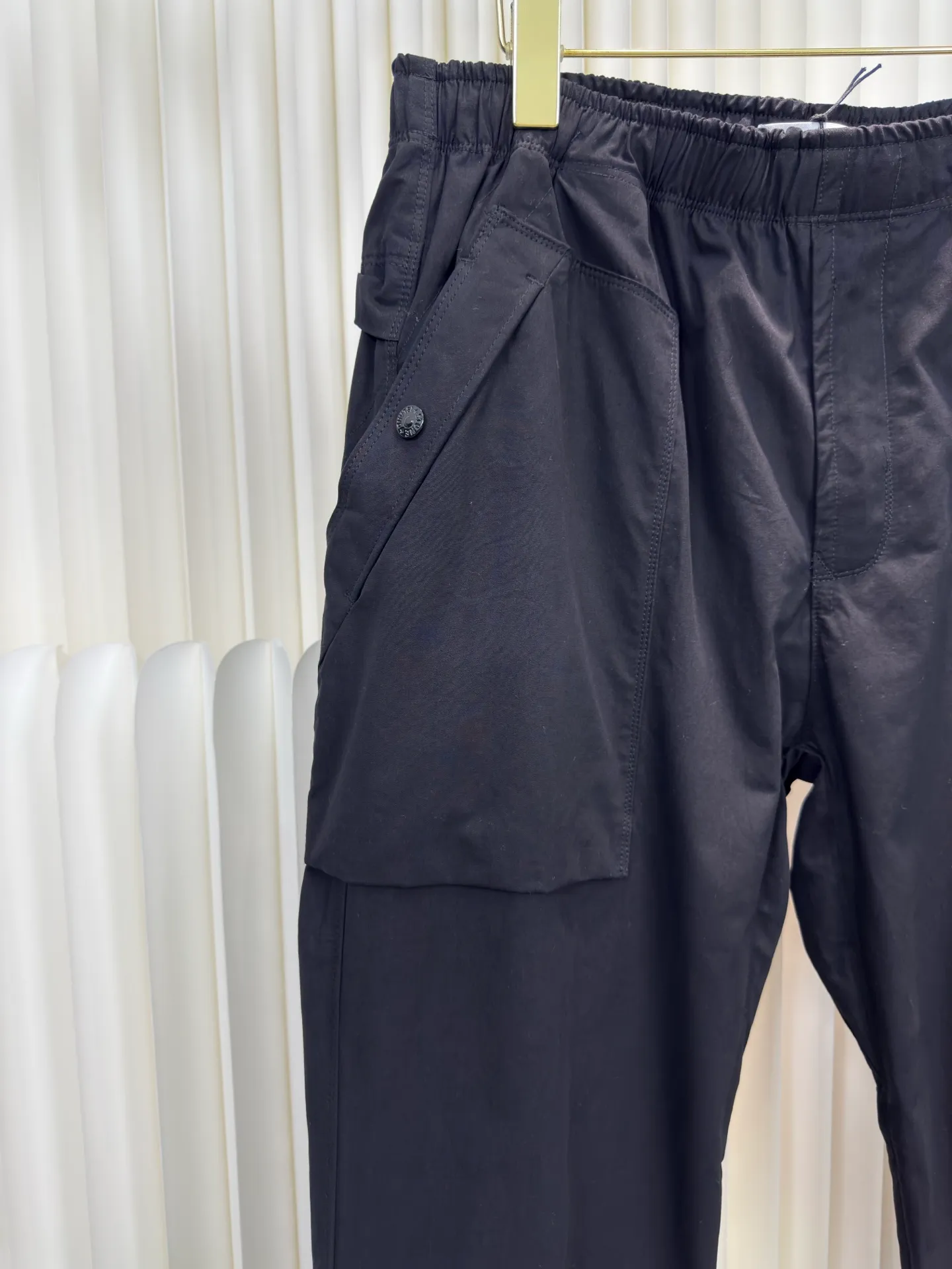 P450 Stonelsland emblem casual trousers, genuine version - physical counter - top luxury quality 🆚Instant sale of all versions on the market. Customized Yunmian Yixu moisture-permeable soft satin, refreshing and breathable, comfortable and skin-friendly. The black base is calm and atmospheric. The iconic Stonesland emblem on the side of the trousers is like a unique medal, highlighting the brand's imprint. Abandoning complexity, simple lines outline a neat version, and outline a casual and free style. Calmly interpret a unique style chapter. Size: 34 36 38 40